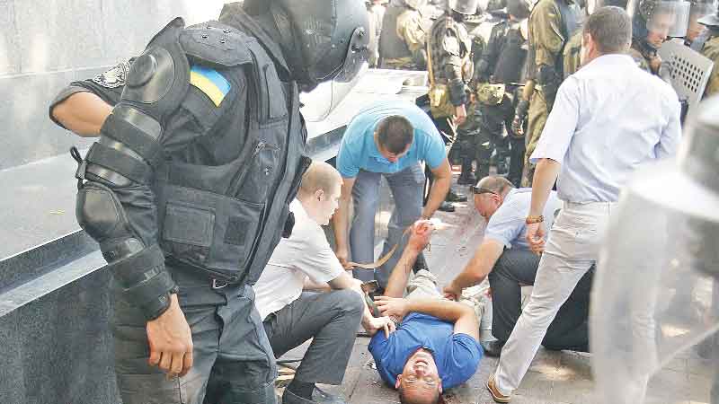 Cop killed in clashes outside Ukraine parliament 