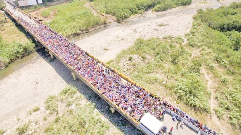 Venezuelans rush to the border as Colombia tightens controls