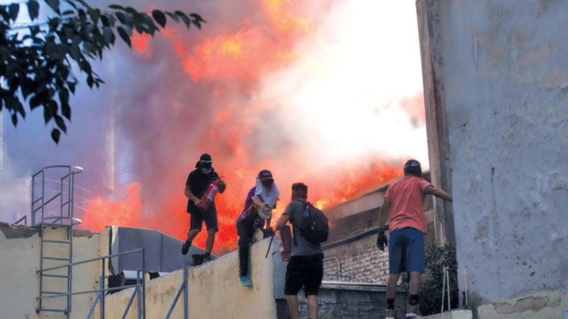 Violent clashes in fresh Chile protests