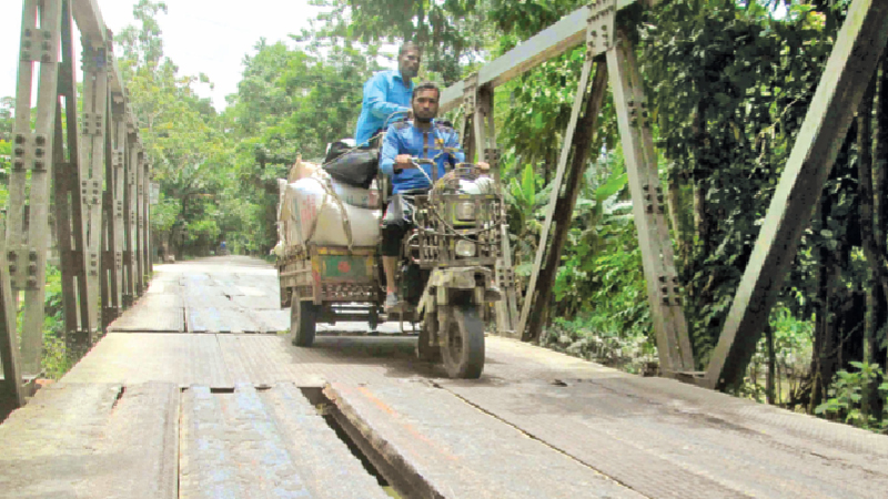 Vulnerable bridges put commuters at risk