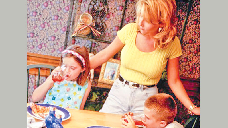 Kids mean less shuteye for mom, while dad slumbers on
