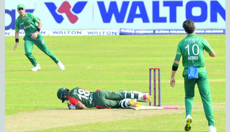 Shaheen fined for throwing ball at Afif
