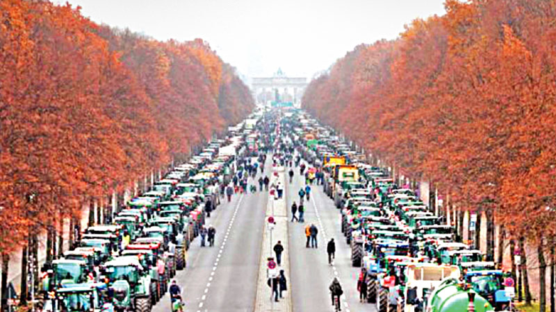 Thousands of farmers in mass tractor protest in Berlin