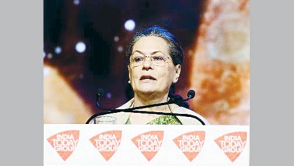 Govt does politics to benefit certain industrialists: Sonia