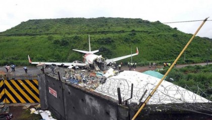 Philippine C-130 military plane crashes, 17 dead