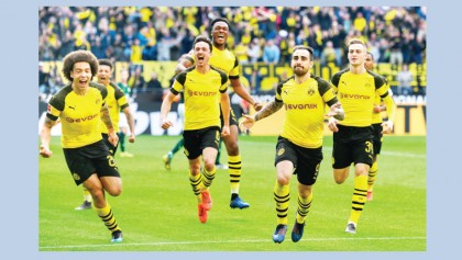 Alcacer’s injury-time brace fires Dortmund top 