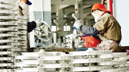 China’s manufacturing activity 
contracts in December