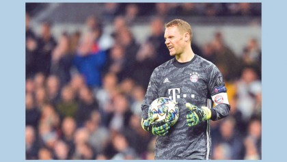 Coach Loew backs Neuer in Germany goalkeeper debate