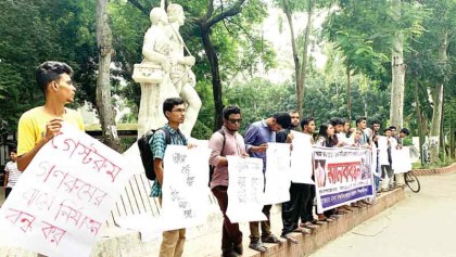 DU students stage demo
