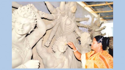 Idol makers busy ahead of Durga Puja 