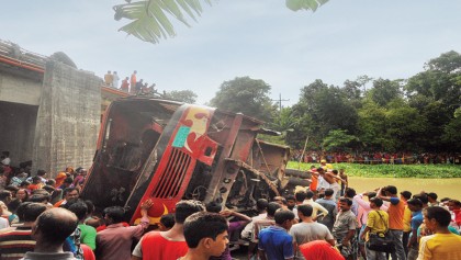 Eight killed in Madaripur road crash