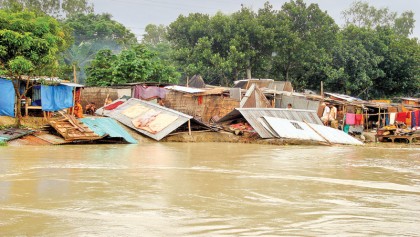 Erosion-hit people take shelter on vulnerable embankments 