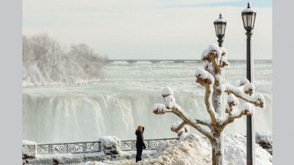 Explosive winter storm hits eastern US