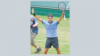 Federer moves into quarters