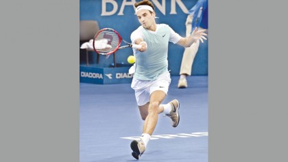 Federer sets up Raonic rematch in Brisbane