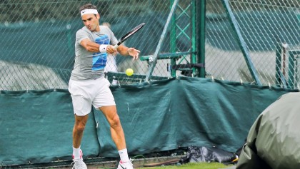 Federer poised for record Wimbledon triumph