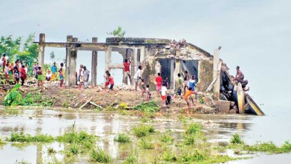 Miseries peak for flood-hit people in Sirajganj, Bogra