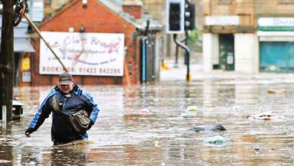 Floods in UK prompt emergency govt talks