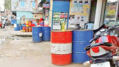 Fuel, gas cylinders being sold at illegal roadside outlets