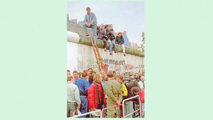 Germany fetes 25 years of unity with call for refugee welcome