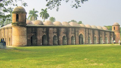 Shat Gombuj Mosque abuzz with tourists