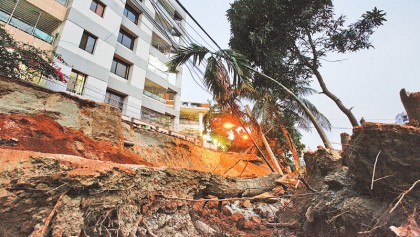 Gulshan lake-side road caves in