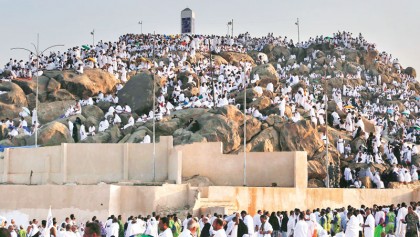 Pilgrims throng Mount Arafat for peak of Hajj