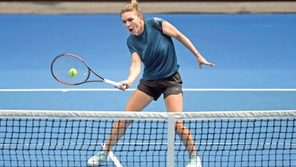 Halep, Wozniacki lead race to seize Serena’s Aussie crown