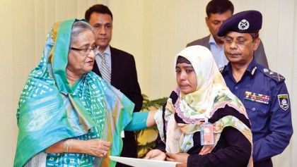 Families of slain cops get PM donation