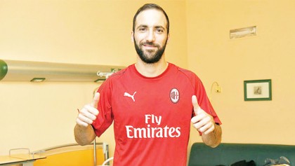 Higuain signs for AC Milan 