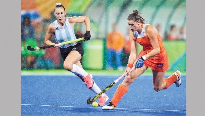 Dutch women down Argentina to keep hopes alive