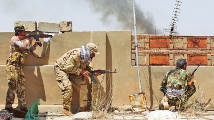 Pressure builds on IS with twin assaults in Syria, Iraq