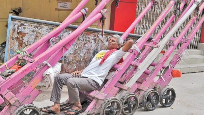 India�s smog-shrouded capital pulls cars off roads
