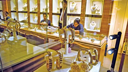 Gold glitters for India�s leaders but jewellery guarded tight