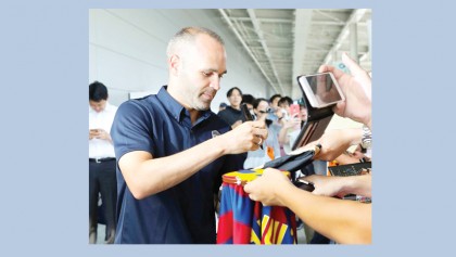 Iniesta lands in Japan to join Vissel Kobe