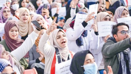 Iraq protesters lock down oil field, call strike