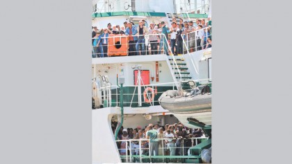 Italy threatens to close ports as ministers meet