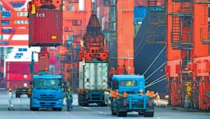 Japanese exports drop in July on surging yen