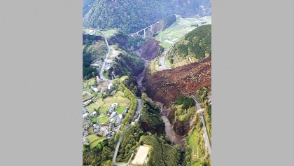 Japan quake toll hits 41; scores trapped