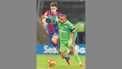 Defoe keeps  Sunderland hopes alive 