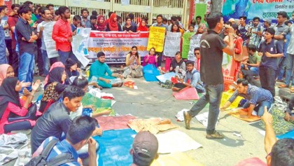 JnU students demonstrate, lock main gate