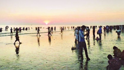 Kuakata beach draws huge tourists