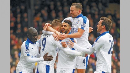 Mahrez stretches Leicester lead