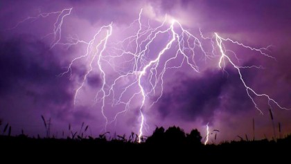 Lightning strikes kill 12 in 7 dists