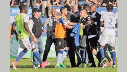 Ligue 1 match abandoned after
Bastia fans attack Lyon players