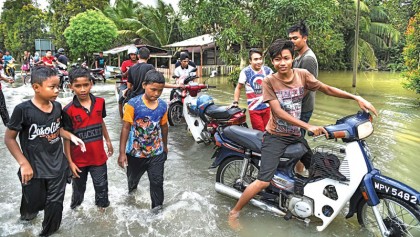 Thousands still stranded in Malaysia floods