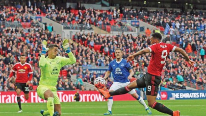 Martial sends Man Utd to FA Cup final 