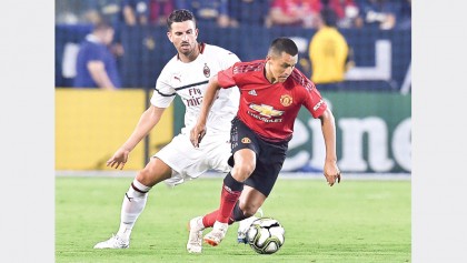 Man United edge Milan
