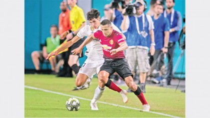 Man United holds on to beat Real