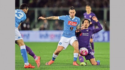 Higuain keeps Napoli hopes alive 